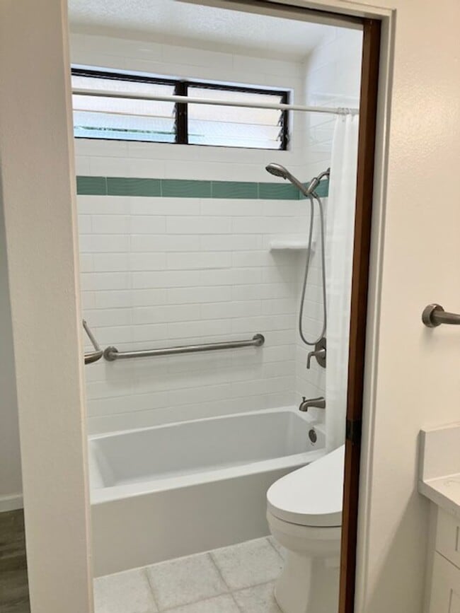 Building Photo - $3,300 2-Bed/2-Bath/2-Parking Townhouse in...