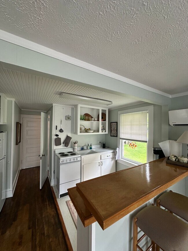 Building Photo - One Bedroom Garage Apartment in 5 Points!!