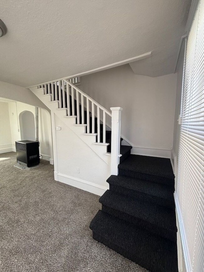 Building Photo - 2 Bed 1 Bath Updated Home