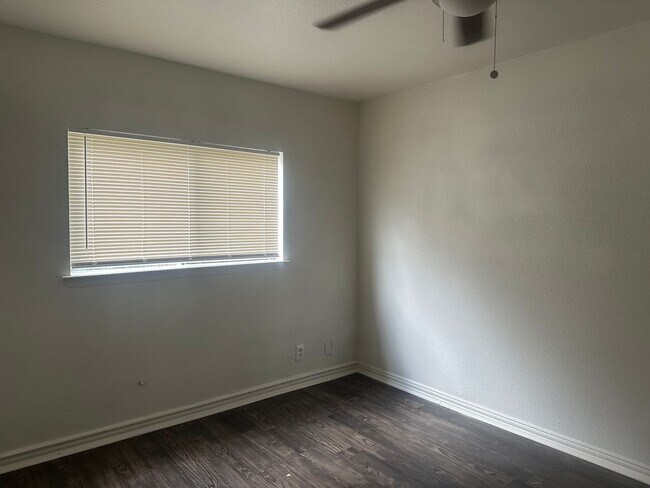 Building Photo - 4001 Colonial Sun Dr