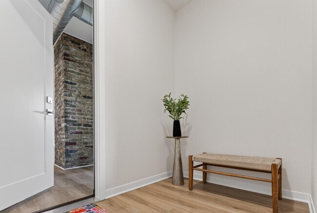 Building Photo - 2993 S Clement Ave