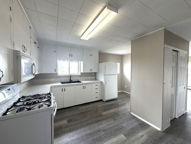 Building Photo - 2 Bedroom Country Home