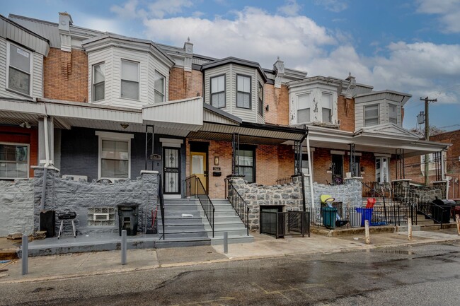 Building Photo - Welcome home to this newly renovated porch...