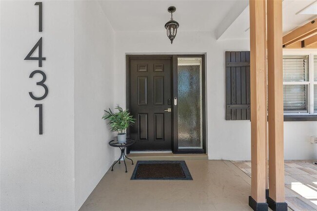 Building Photo - 1431 San Helen Dr