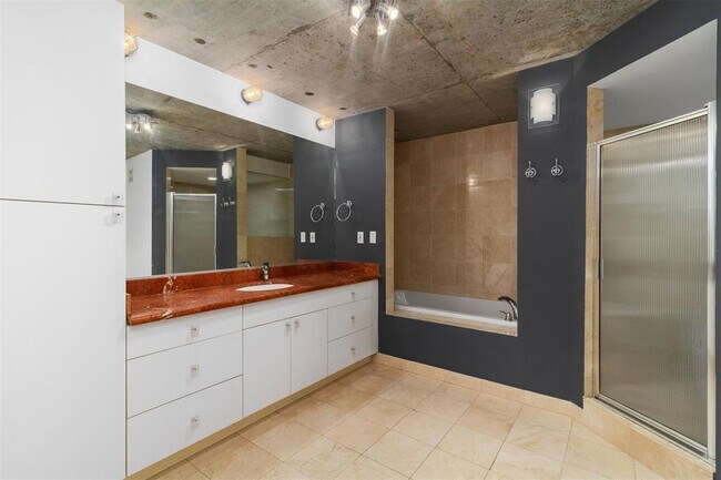 Building Photo - 1025 S Shepherd Dr