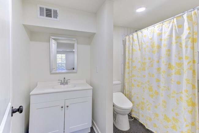 Building Photo - 407 Angelus St