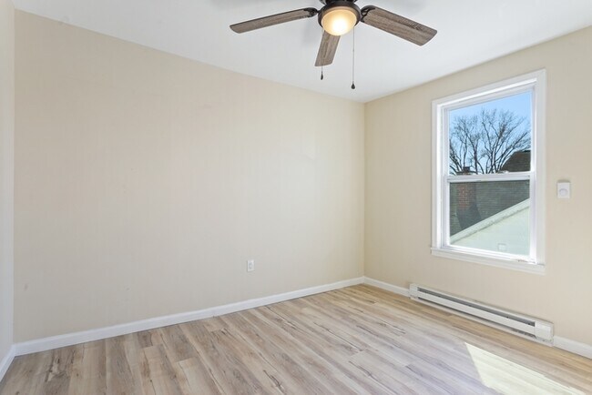 Building Photo - 5 Bedroom Single Family in Brunswick