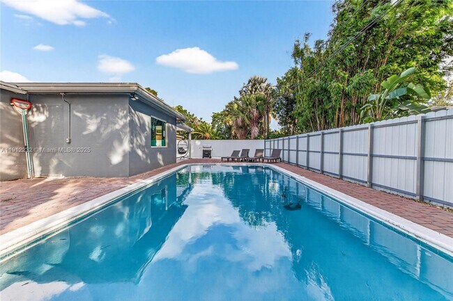 Building Photo - 3130 SW 16th St