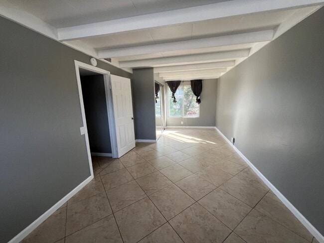 Building Photo - 528 Raintree Dr