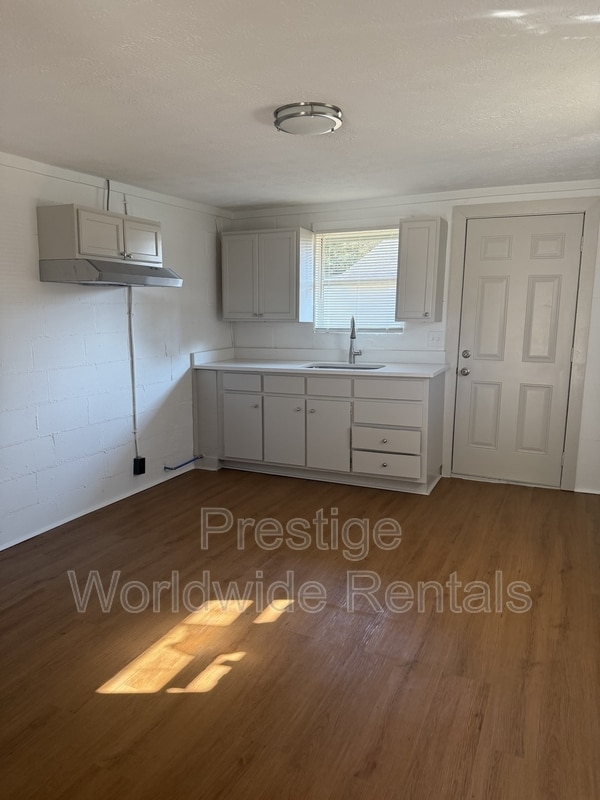 Building Photo - 102 Moore St