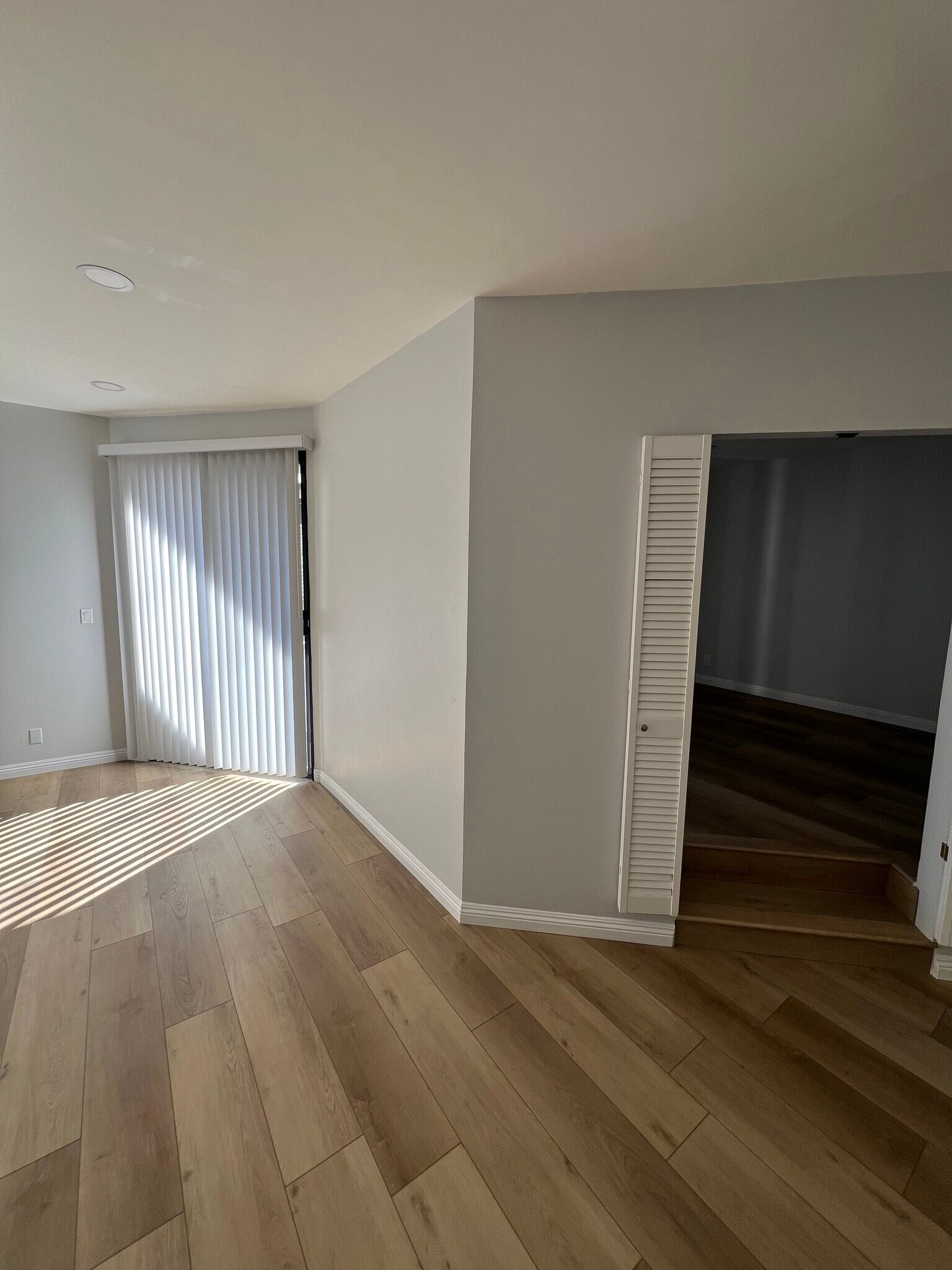 Building Photo - 2107 N Beachwood Dr