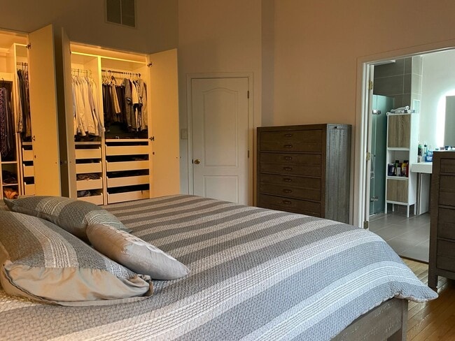 Building Photo - Three Bedroom Townhouse on Eisenhower Aven...