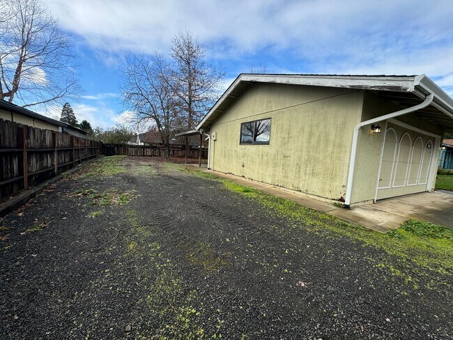 Building Photo - 3-bedroom, 2-bath in Sutherlin