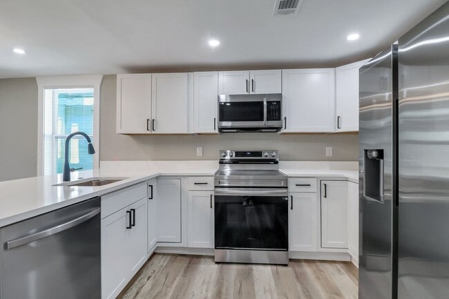 Building Photo - 3 BED | 2 BATH | REAR OFF-STREET PARKING |...