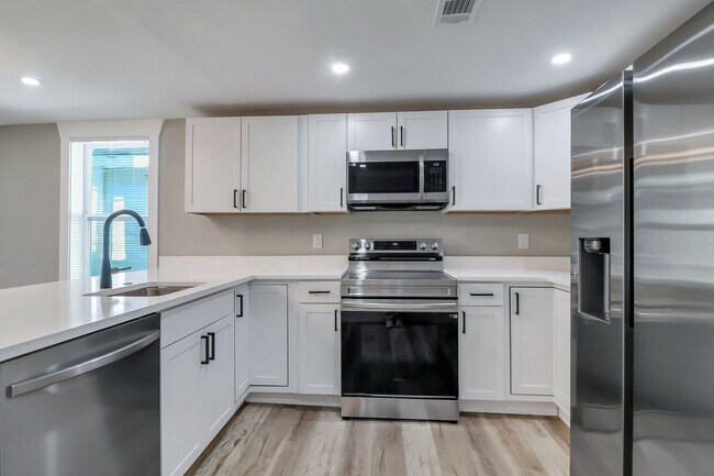 Building Photo - 3 BED | 2 BATH | REAR OFF-STREET PARKING | AVAILABLE MID-NOVEMBER