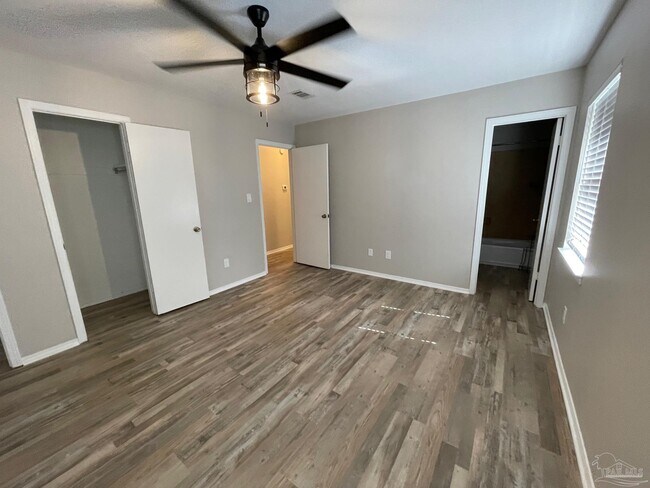 Building Photo - 4615 Gladstone Dr