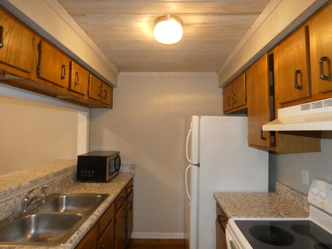 Building Photo - Nice Townhome - Wood Floors