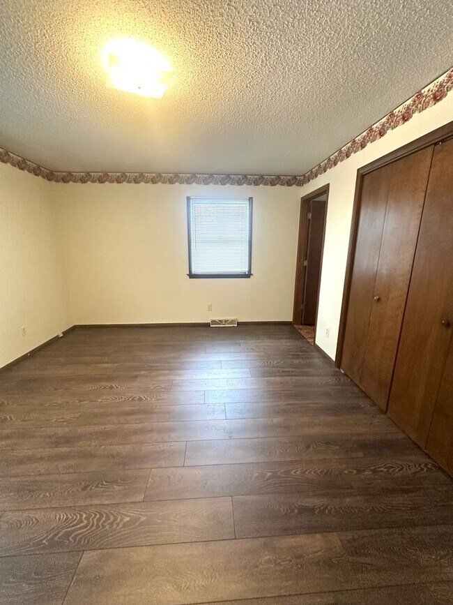 Building Photo - Welcome To Your Spacious Oasis!