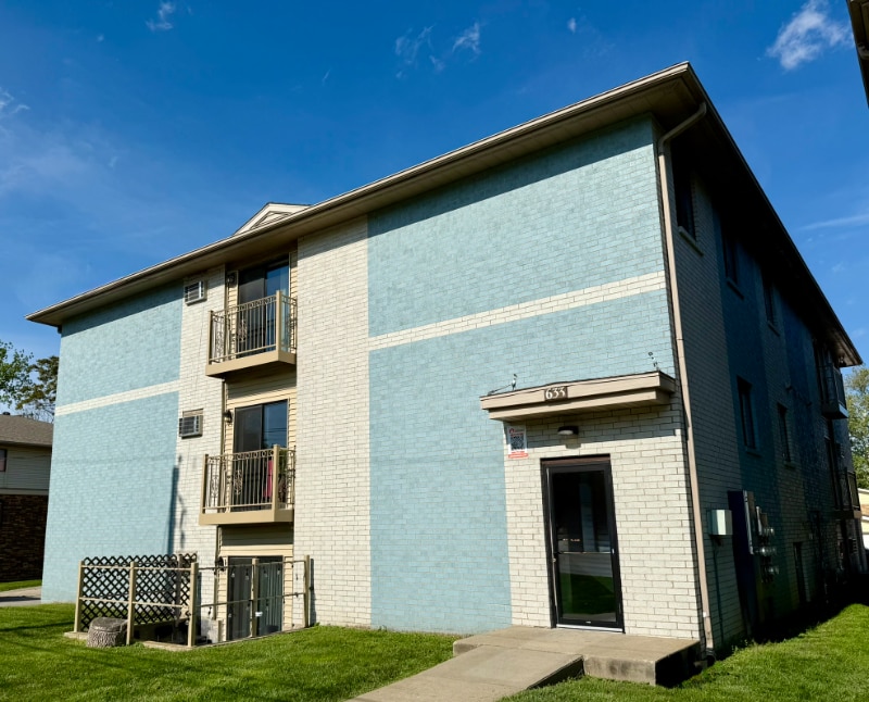 Building Photo - 633 S Dodge St