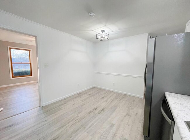 Eat in Dinning - 12 Circle Dr