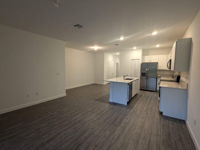Building Photo - 4588 Hollister Ave