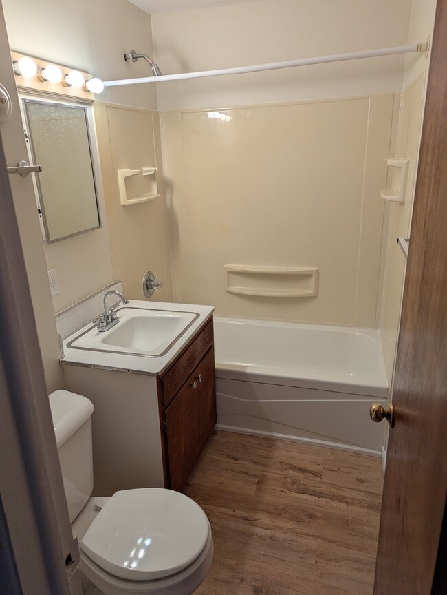 Building Photo - 635 E Grove Ave