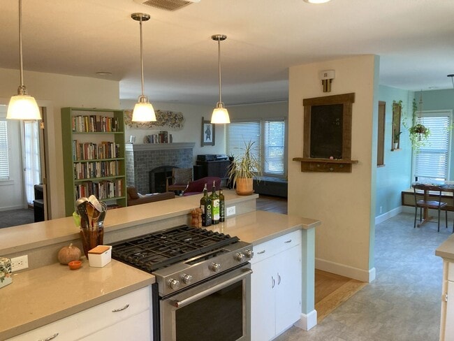 Building Photo - Beautiful Home Walking Distance To Town an...