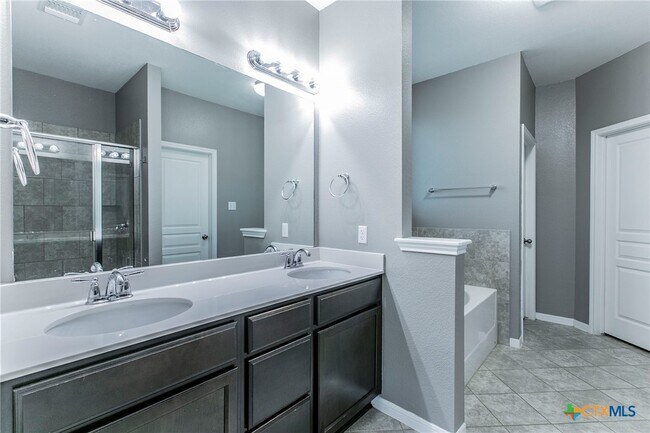 Building Photo - 1603 Neuberry Cliffe