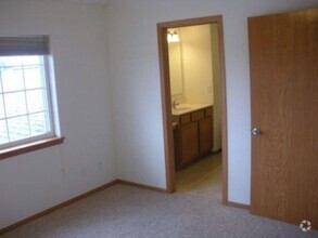 Building Photo - Quiet Marion Townhouse near Hwy 13