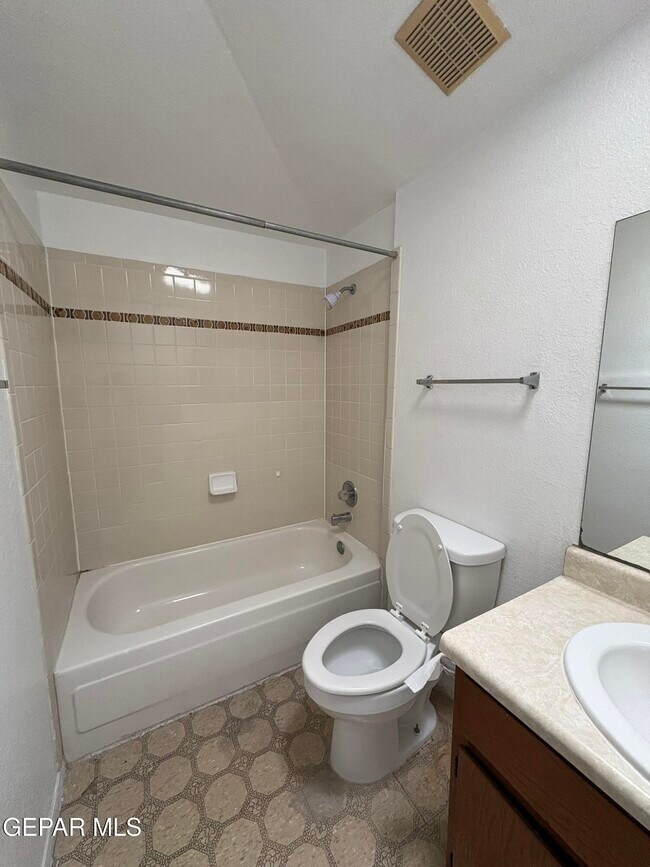 Building Photo - 1922 Lake Omega St