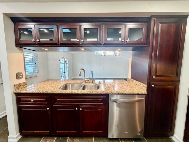 Building Photo - 4 Bedroom Beautiful Tustin Cul-De-Sac Home