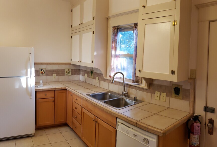 Apt 2 Kitchen - 319 N 3rd St