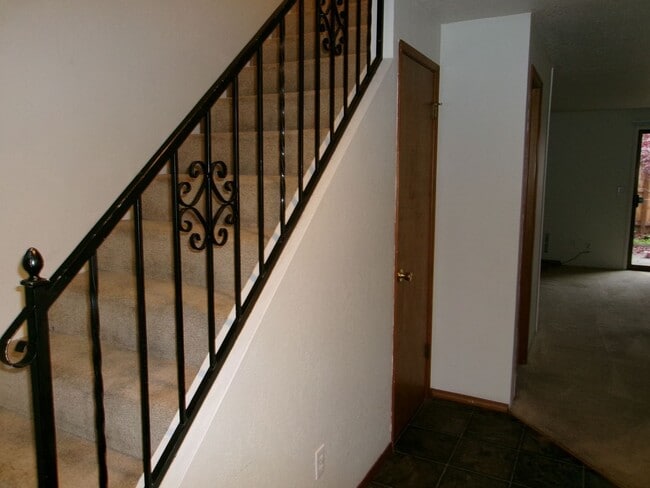 Building Photo - 2 Bedroom Condo