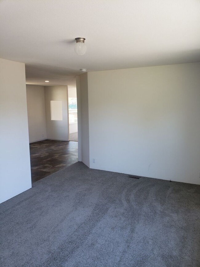Building Photo - 24 X 60 MANUFACTURED HOME ON 1 1/3 ACRES