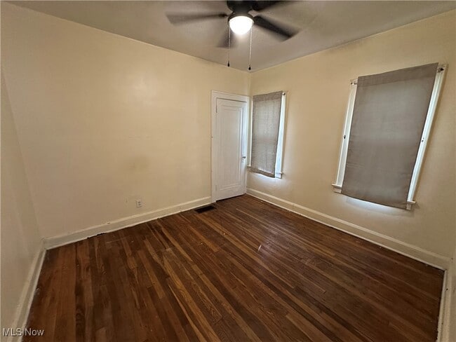 Building Photo - 160 Roslyn Dr