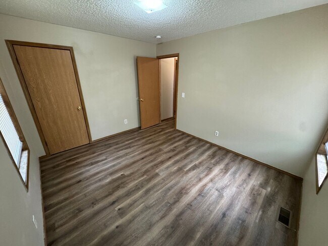 Building Photo - Recently updated 2 bed 1 bath Duplex with garage available now!