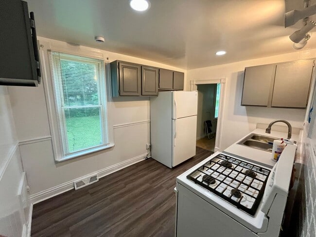Building Photo - Three bedroom house in Godfrey