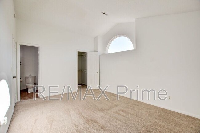 Building Photo - 525 E Lake Cir