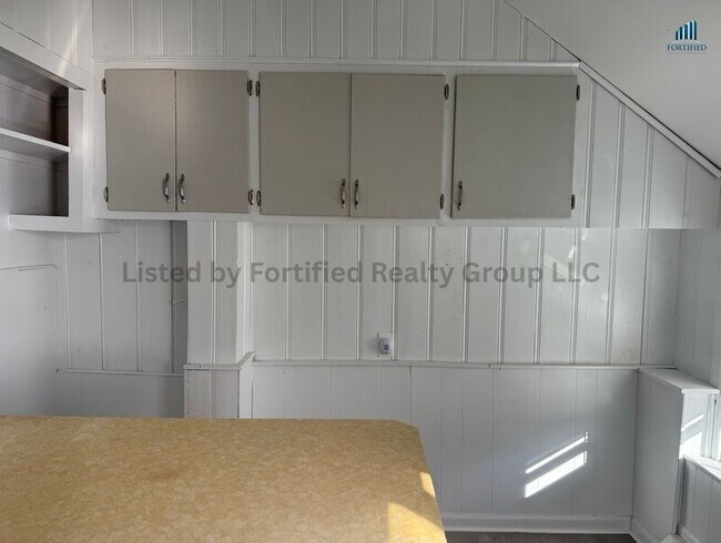 Building Photo - 94 Buffinton St