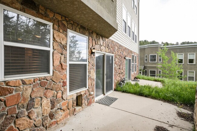 Building Photo - 692 Louis Dr