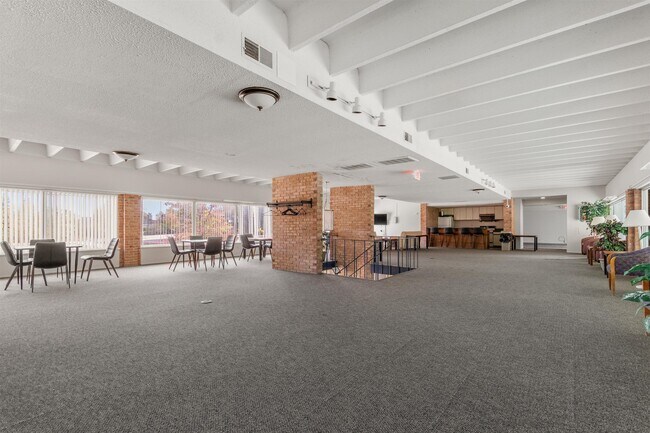 Building Photo - 1235 S Maple Rd