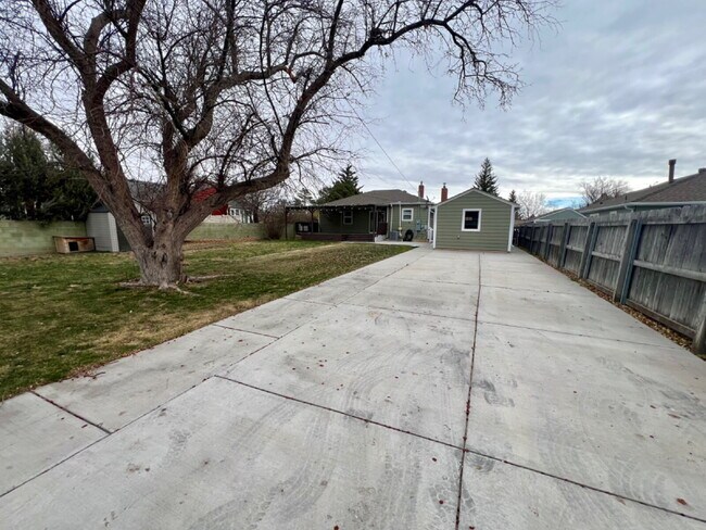 Building Photo - Great Home Close to CFD!