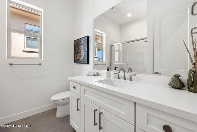 Building Photo - 1109 S Lakeview Dr