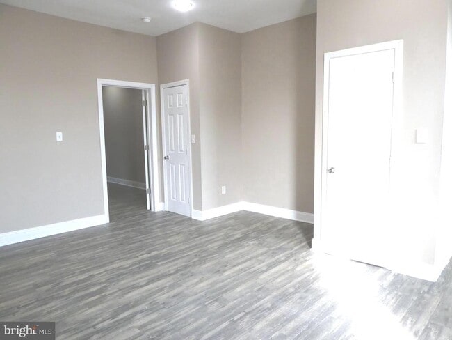 Building Photo - 328 N 52nd St