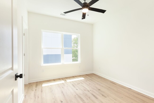 Building Photo - $500 Move In Special: Newly Constructed 3/3.5 located in Chosewood Park!