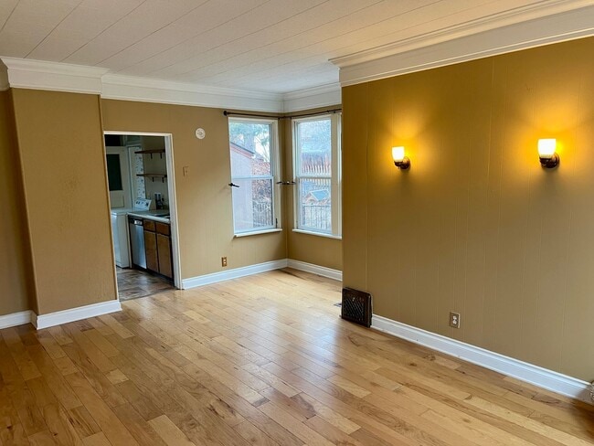 Building Photo - Charming 2 Bed 1 Bath Duplex Located in the Mansion District!