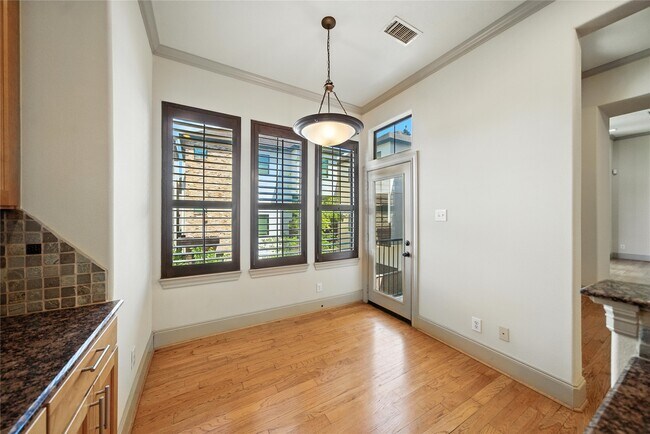 Building Photo - 2318 Camden Dr