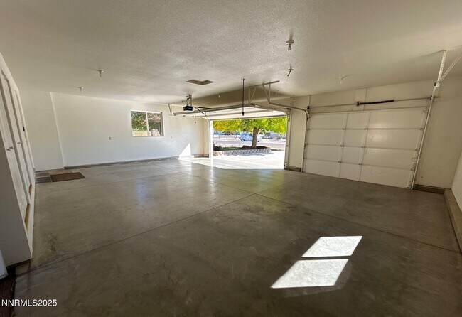 Building Photo - 5390 Vinewood Cir