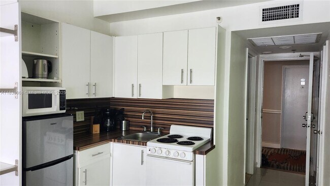 Building Photo - 6345 Collins Ave