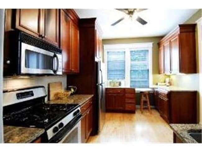 Building Photo - Available Aug 1st! Spacious top-floor 2bed...